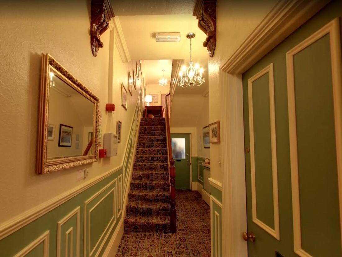 อธล เกสท์เฮาส์ Bed & Breakfast ฟายลี ภายนอก รูปภาพ
