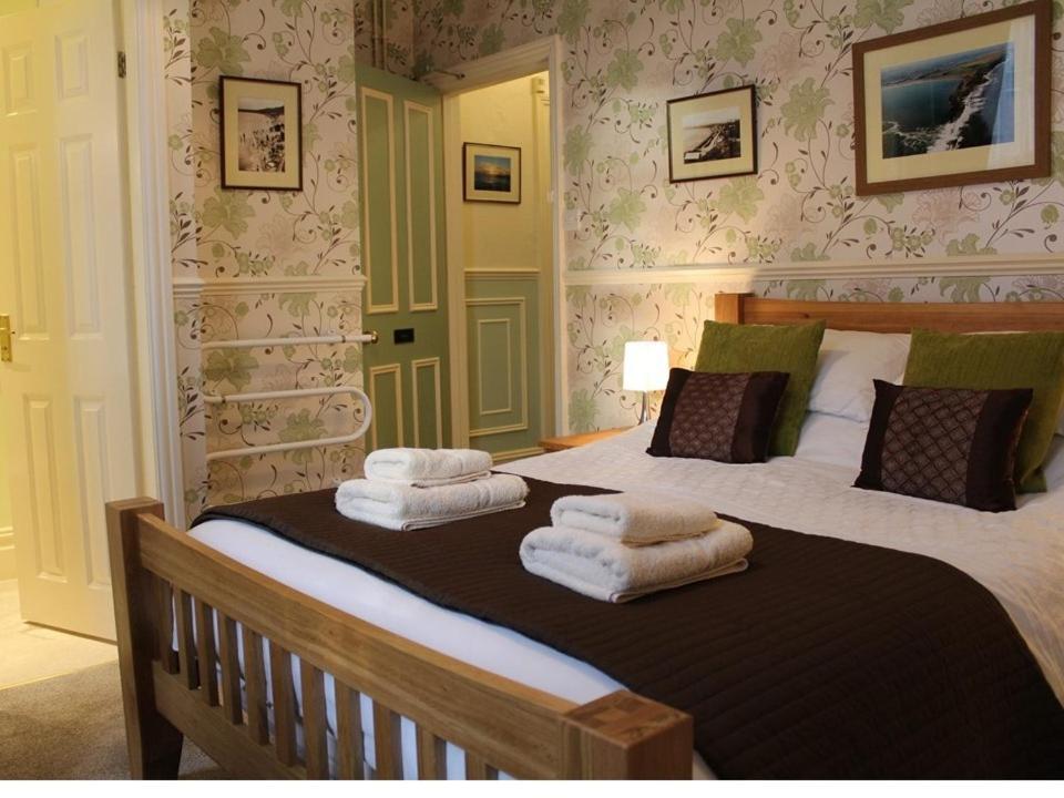 อธล เกสท์เฮาส์ Bed & Breakfast ฟายลี ภายนอก รูปภาพ